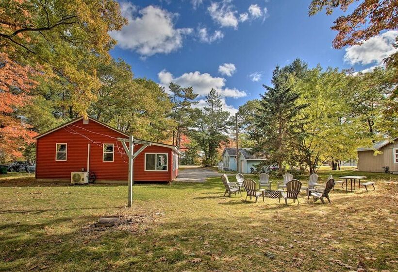 Idyllic  Finn S Retreat    Walk To Lake Huron