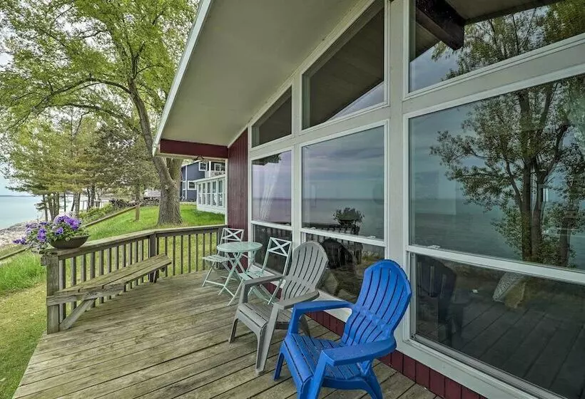 Lakefront Cottage Near Wineries + State Parks!
