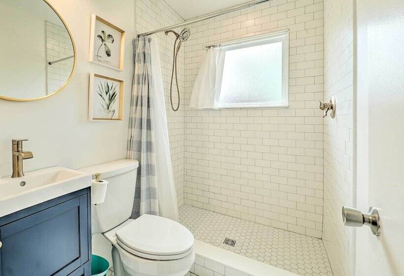 Lakefront Cottage Near Wineries + State Parks!