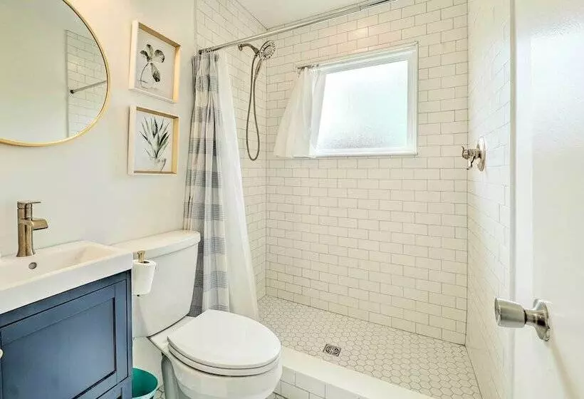 Lakefront Cottage Near Wineries + State Parks!