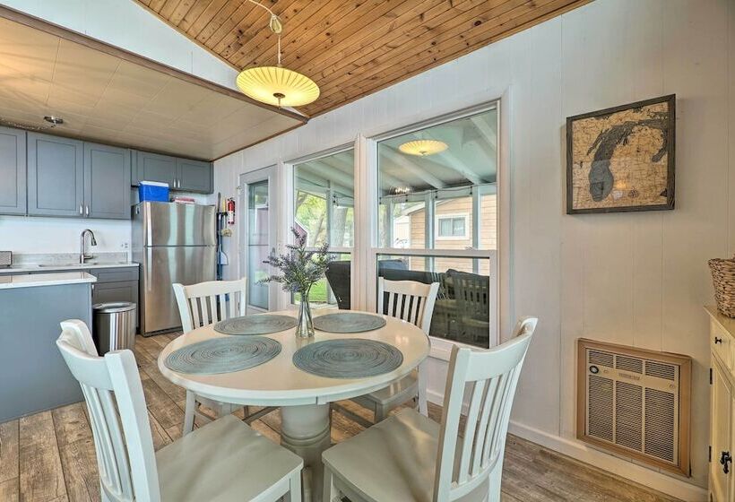 Lakefront Cottage Near Wineries + State Parks!