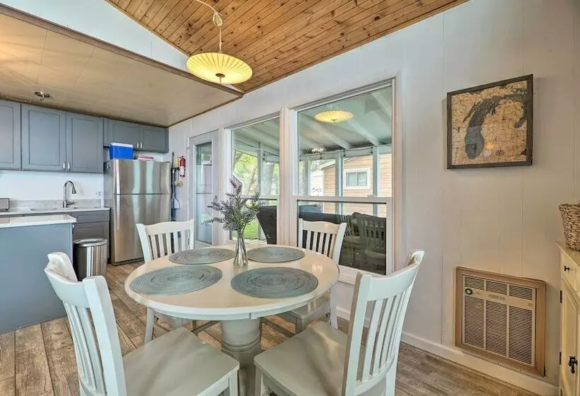 Lakefront Cottage Near Wineries + State Parks!