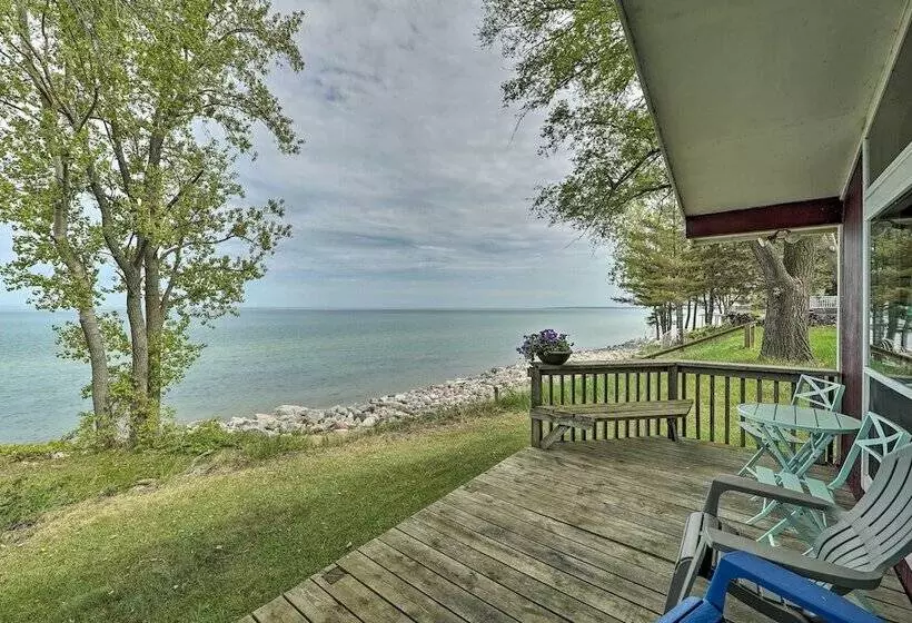 Lakefront Cottage Near Wineries + State Parks!
