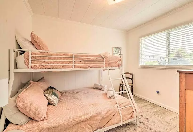 Lakefront Cottage Near Wineries + State Parks!