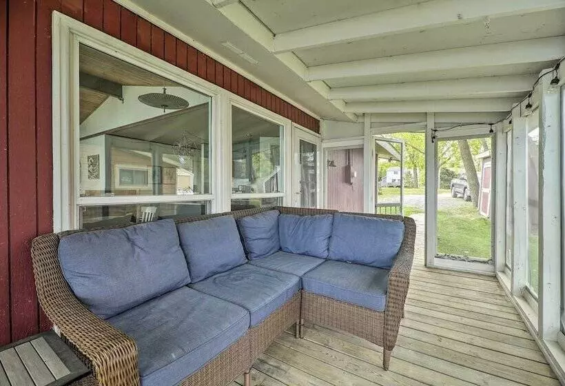 Lakefront Cottage Near Wineries + State Parks!