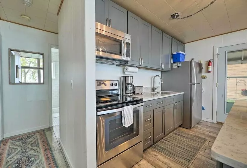 Lakefront Cottage Near Wineries + State Parks!