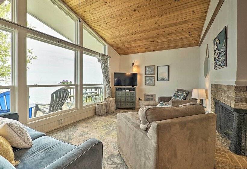 Lakefront Cottage Near Wineries + State Parks!