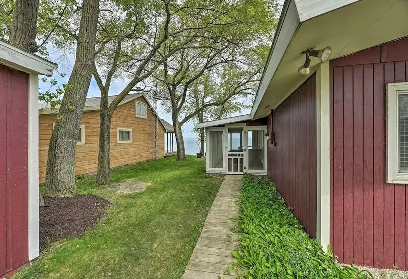 Lakefront Cottage Near Wineries + State Parks!