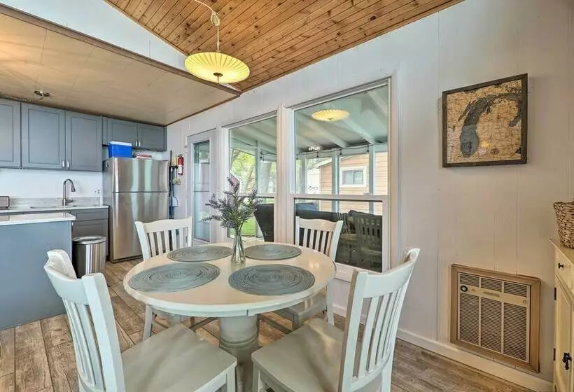 Lakefront Cottage Near Wineries + State Parks!