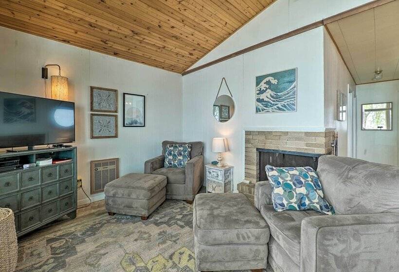 Lakefront Cottage Near Wineries + State Parks!