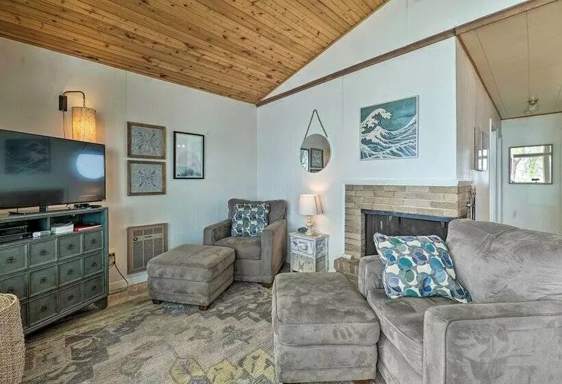 Lakefront Cottage Near Wineries + State Parks!