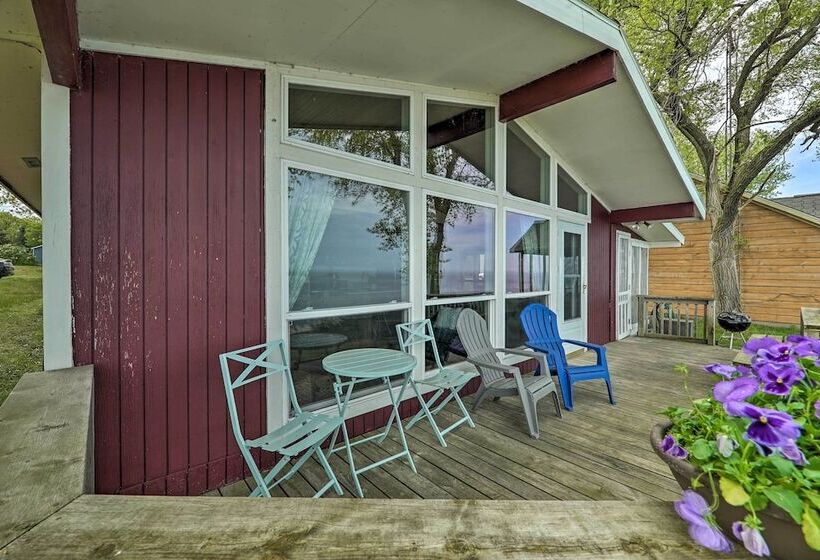 Lakefront Cottage Near Wineries + State Parks!