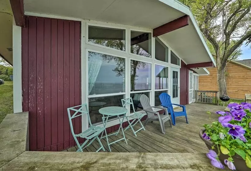 Lakefront Cottage Near Wineries + State Parks!