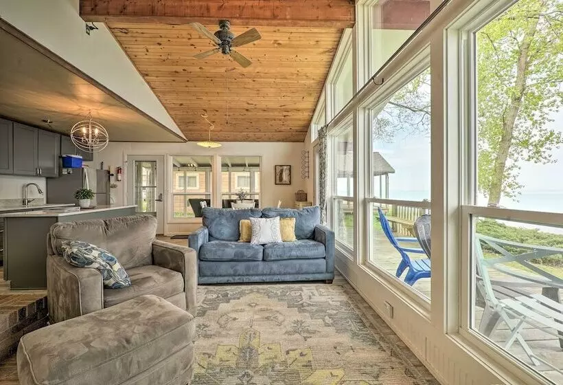 Lakefront Cottage Near Wineries + State Parks!