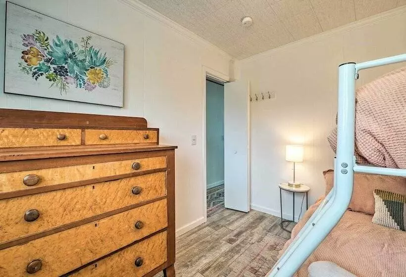 Lakefront Cottage Near Wineries + State Parks!