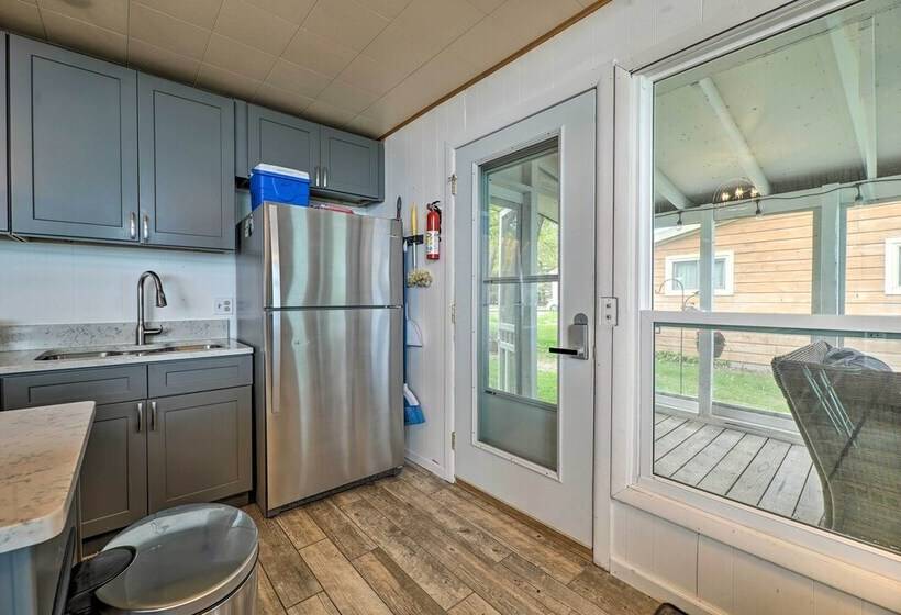 Lakefront Cottage Near Wineries + State Parks!