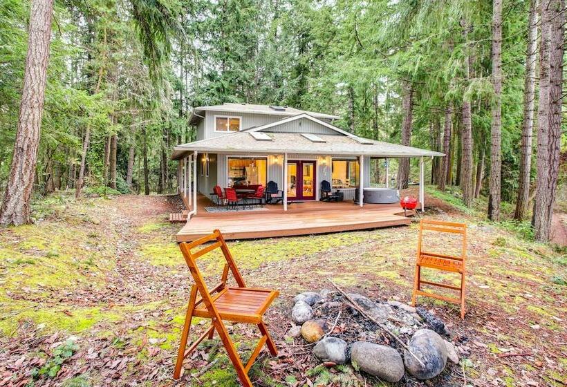 Lakefront Yelm Home: Lake Views + Pet Friendly!
