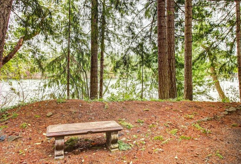 Lakefront Yelm Home: Lake Views + Pet Friendly!