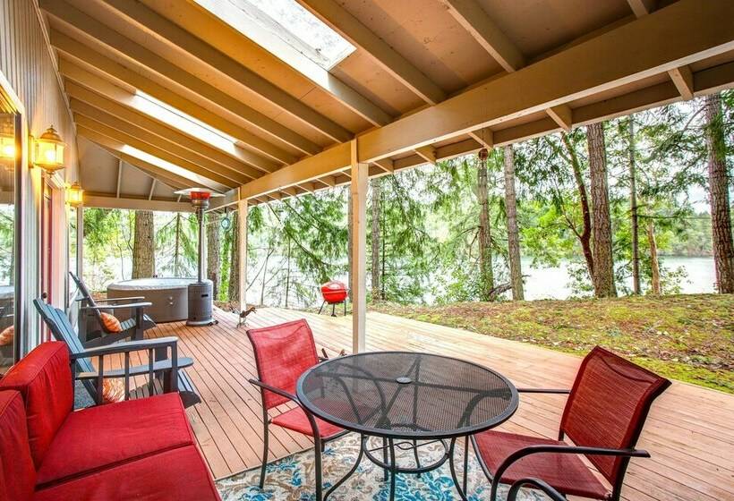 Lakefront Yelm Home: Lake Views + Pet Friendly!