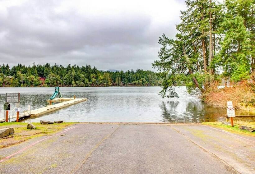 Lakefront Yelm Home: Lake Views + Pet Friendly!