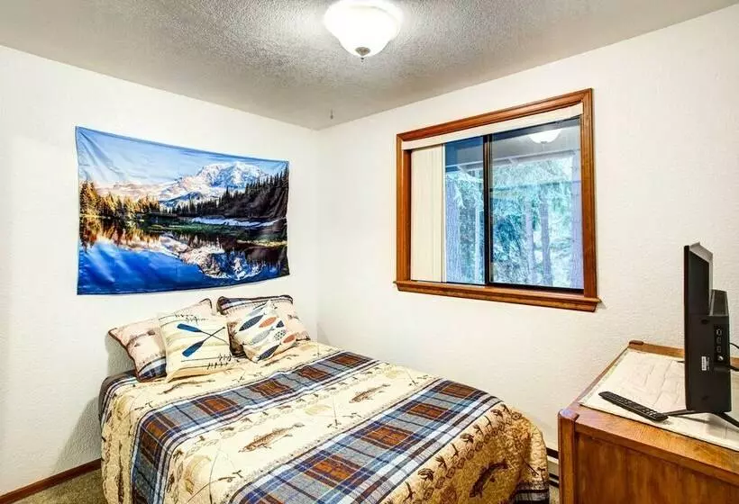 Lakefront Yelm Home: Lake Views + Pet Friendly!