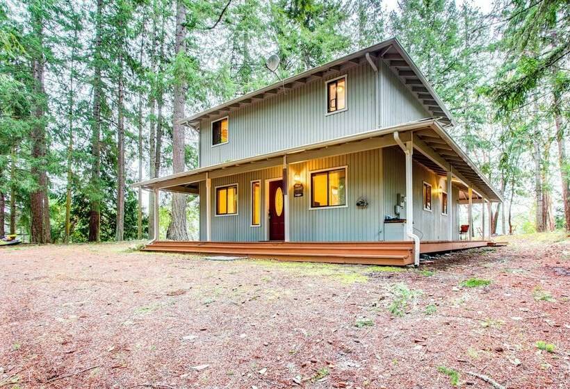 Lakefront Yelm Home: Lake Views + Pet Friendly!