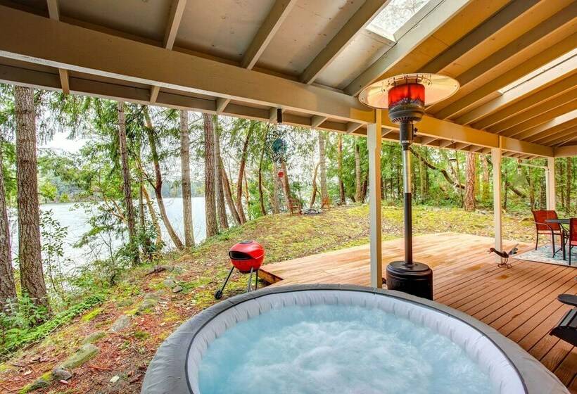 Lakefront Yelm Home: Lake Views + Pet Friendly!