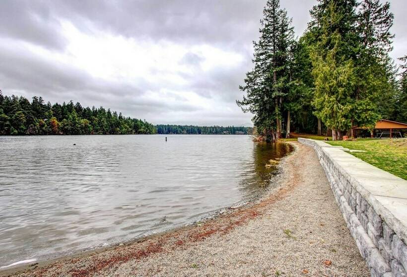 Lakefront Yelm Home: Lake Views + Pet Friendly!