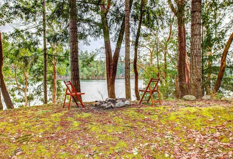 Lakefront Yelm Home: Lake Views + Pet Friendly!