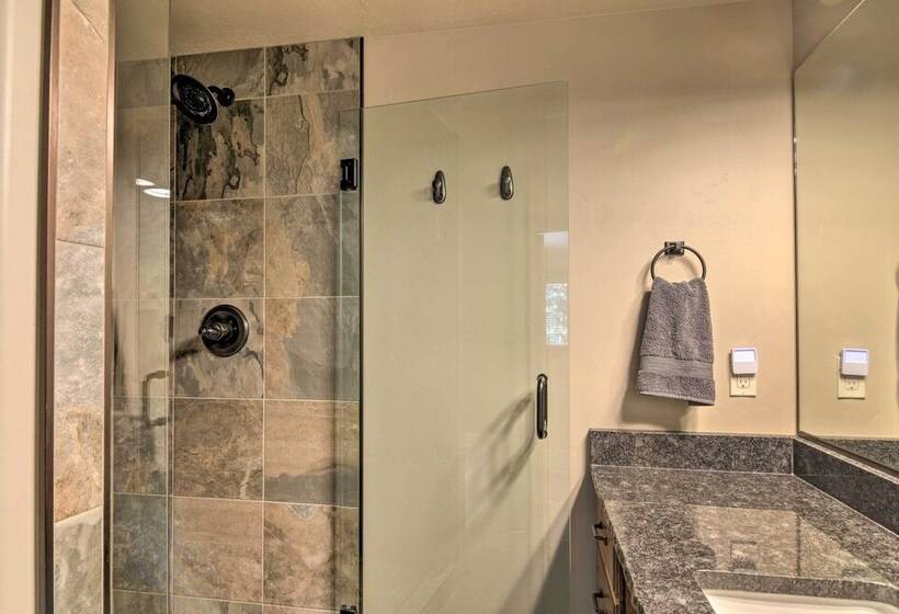 Longview Lodge  W/ Furnished Deck & Fire Pit!