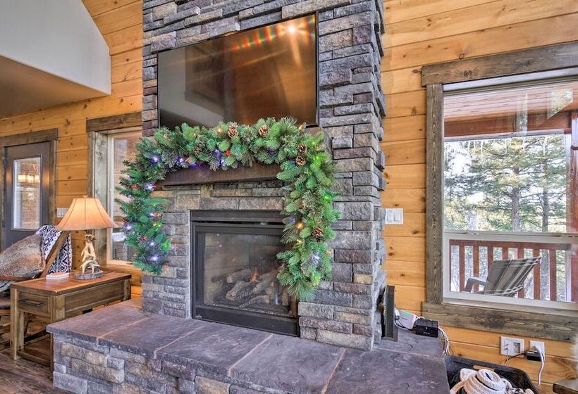 Longview Lodge  W/ Furnished Deck & Fire Pit!