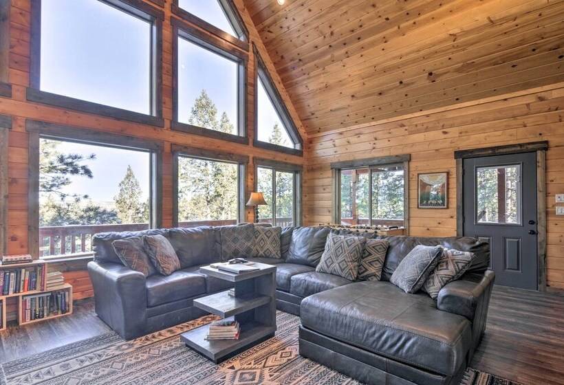 Longview Lodge  W/ Furnished Deck & Fire Pit!