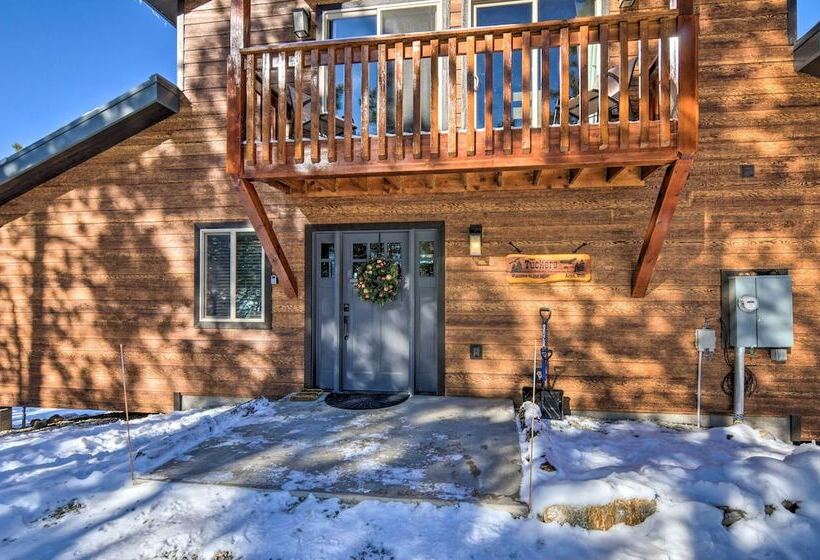 Longview Lodge  W/ Furnished Deck & Fire Pit!