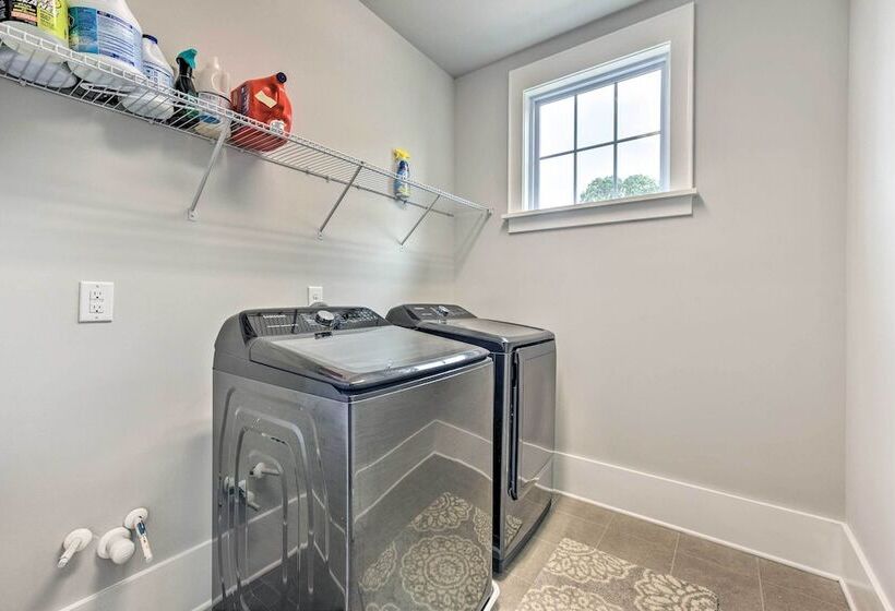 Modern Charlotte Home ~ 4 Mi To Downtown!