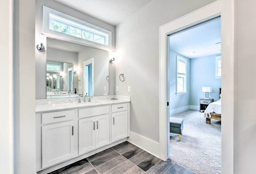 Modern Charlotte Home ~ 4 Mi To Downtown!