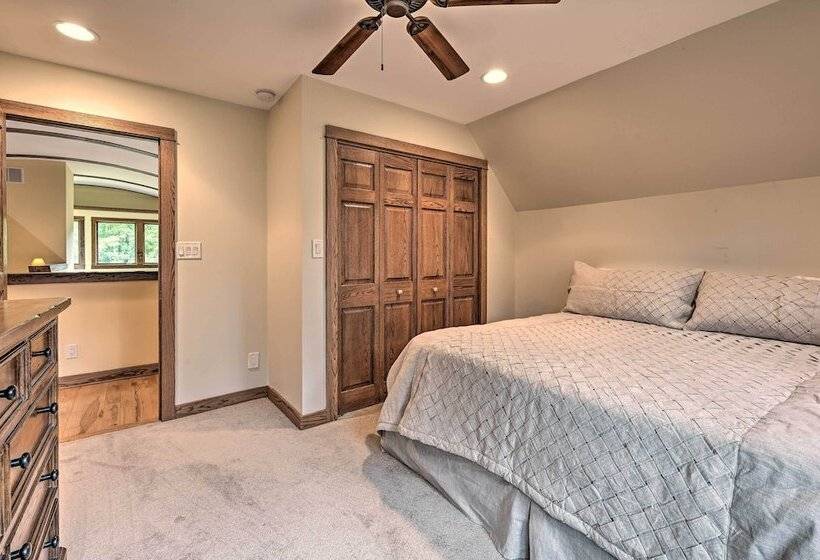 Nekoosa Golf Course Retreat W/ Hot Tub!