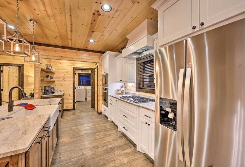 Outdoor Paradise W/ Hot Tub, Firepit, Bbq & More!