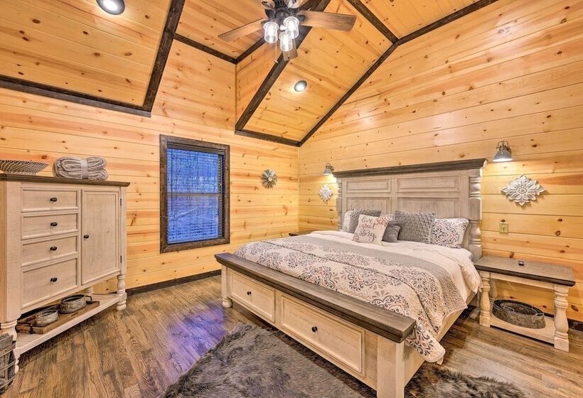 Outdoor Paradise W/ Hot Tub, Firepit, Bbq & More!