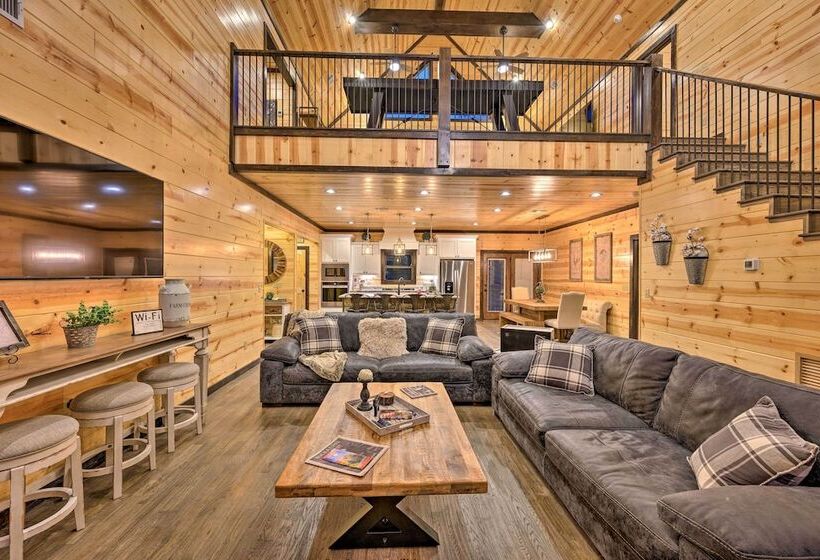 Outdoor Paradise W/ Hot Tub, Firepit, Bbq & More!