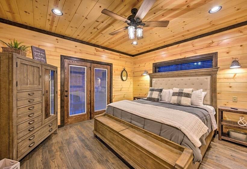 Outdoor Paradise W/ Hot Tub, Firepit, Bbq & More!