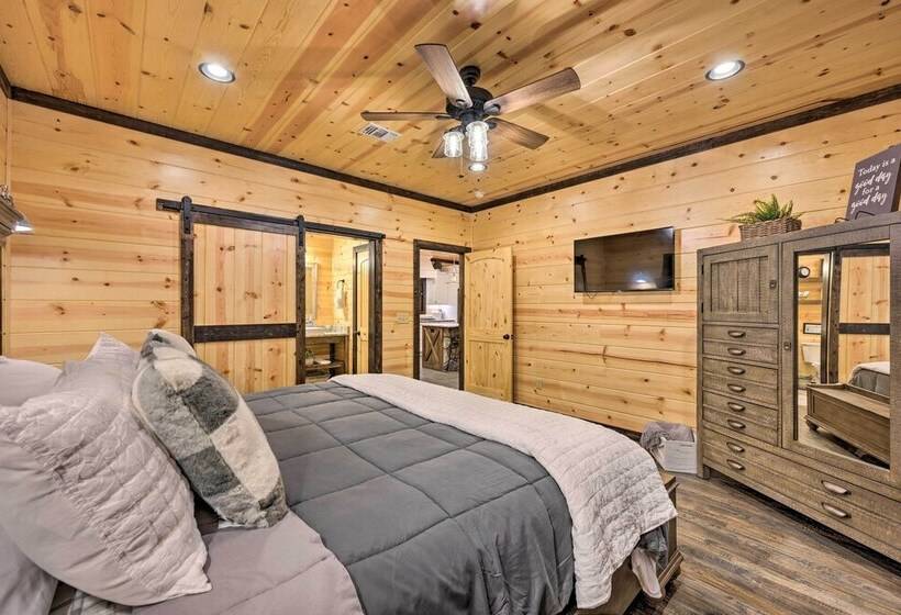 Outdoor Paradise W/ Hot Tub, Firepit, Bbq & More!