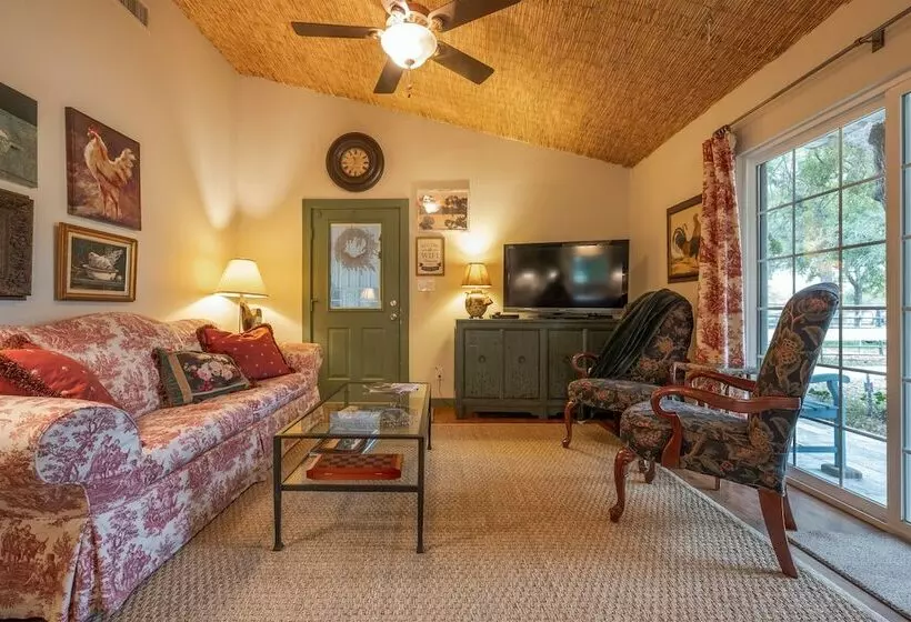 Quaint Countryside Casita: 45 Mi To Ft. Worth
