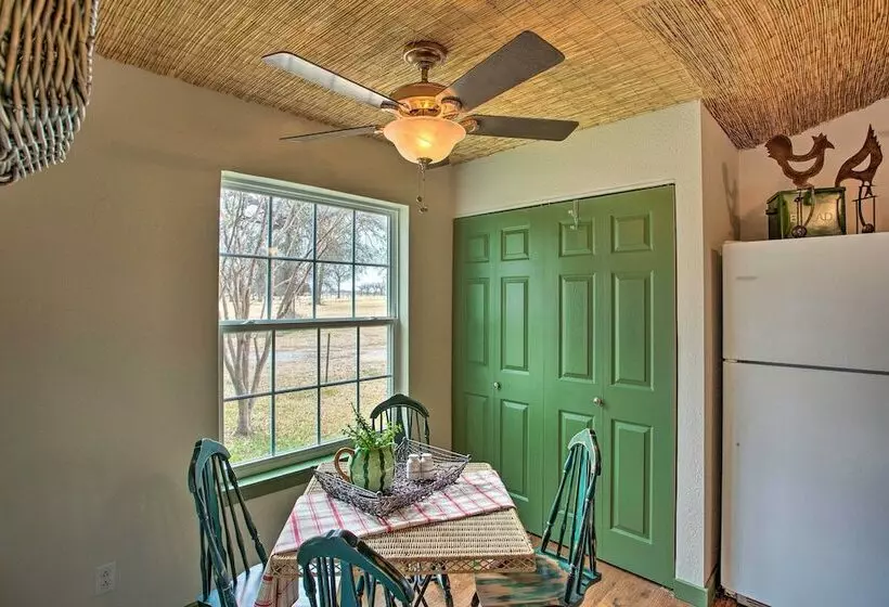 Quaint Countryside Casita: 45 Mi To Ft. Worth