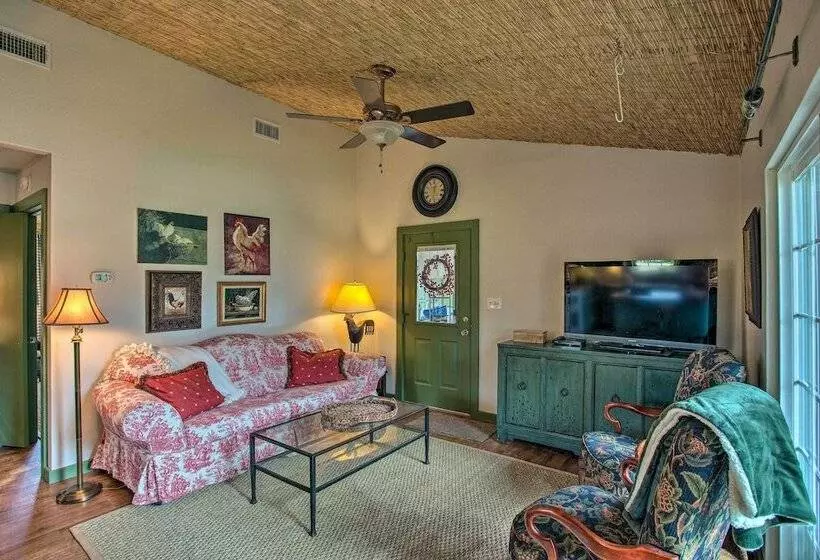 Quaint Countryside Casita: 45 Mi To Ft. Worth