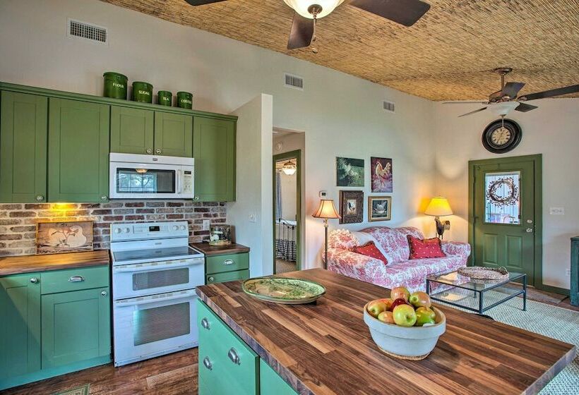 Quaint Countryside Casita: 45 Mi To Ft. Worth