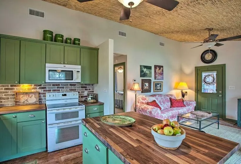 Quaint Countryside Casita: 45 Mi To Ft. Worth