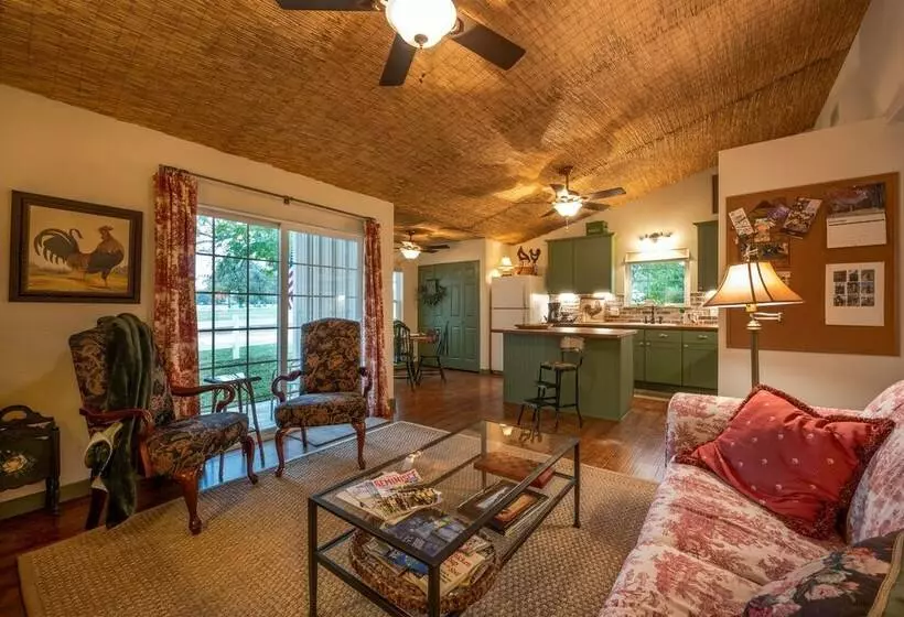 Quaint Countryside Casita: 45 Mi To Ft. Worth