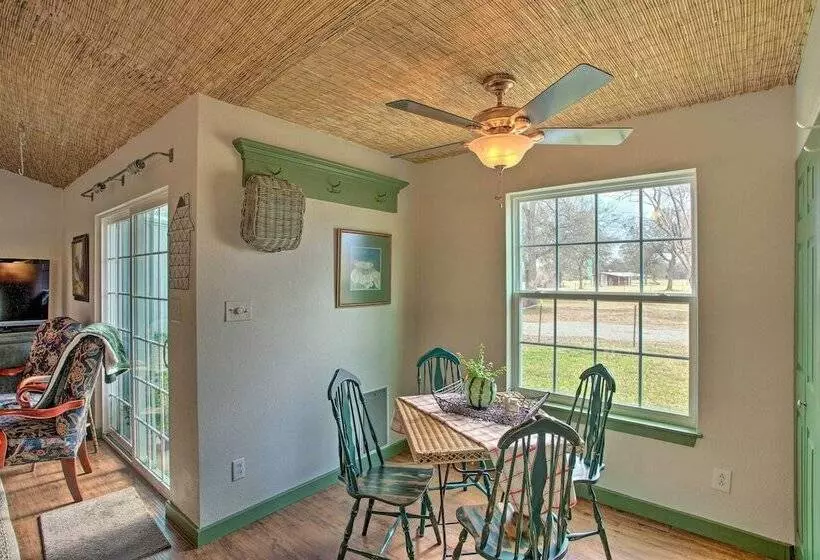 Quaint Countryside Casita: 45 Mi To Ft. Worth