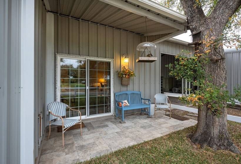Quaint Countryside Casita: 45 Mi To Ft. Worth