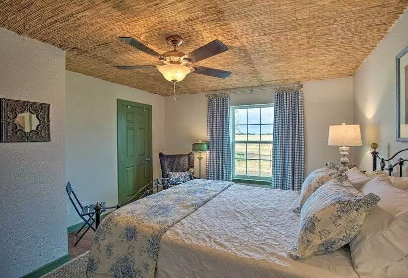 Quaint Countryside Casita: 45 Mi To Ft. Worth